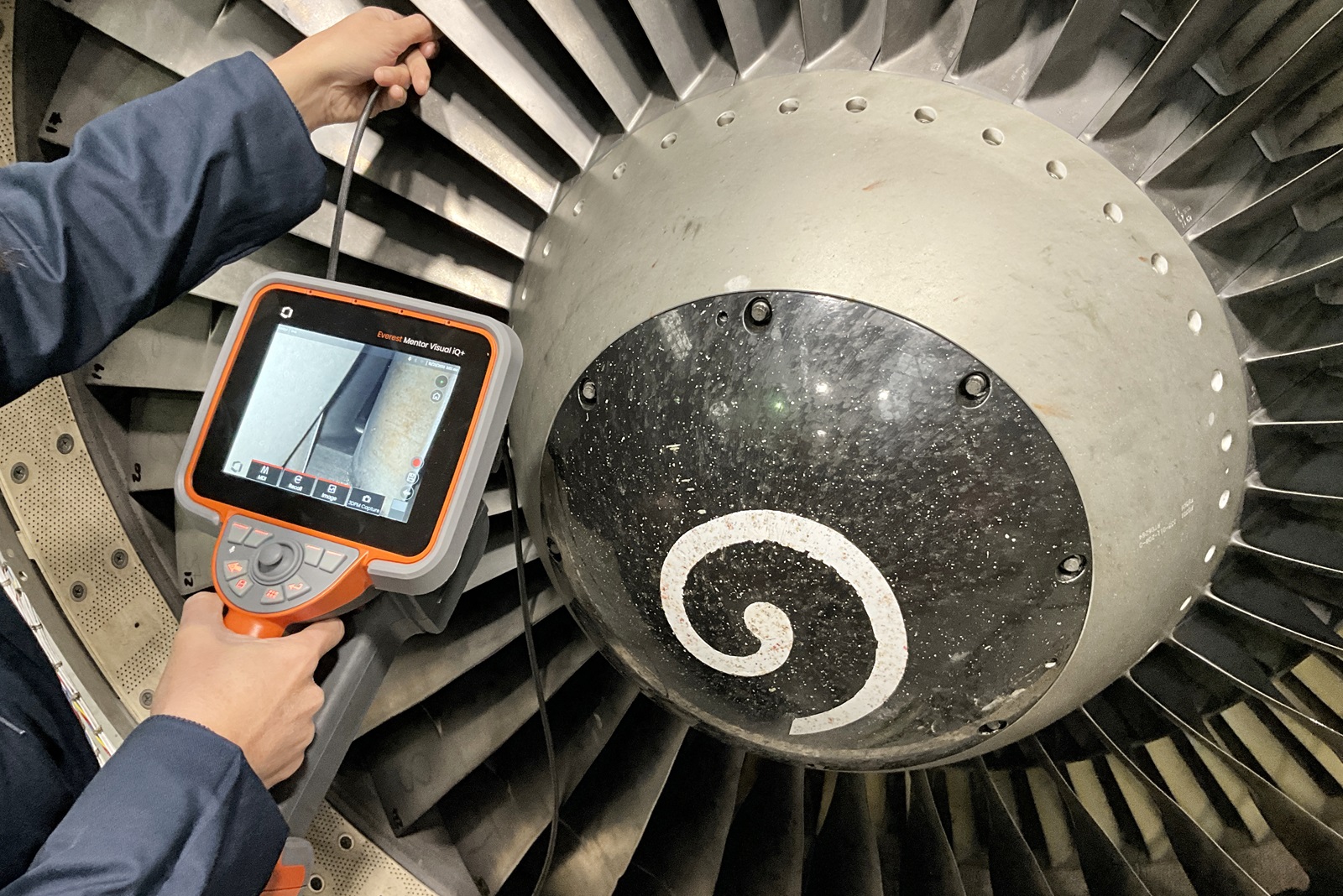 使用孔探儀檢查航空發(fā)動機